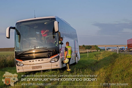 20150615 Reisebus-Bergung A2 Traiskirchen Foto: © Stefan Schneider