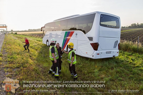 20150615 Reisebus-Bergung A2 Traiskirchen Foto: © Stefan Schneider