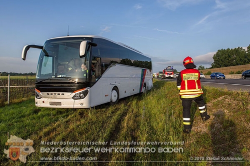 20150615 Reisebus-Bergung A2 Traiskirchen Foto: © Stefan Schneider