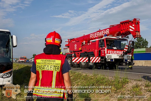 20150615 Reisebus-Bergung A2 Traiskirchen Foto: © Stefan Schneider