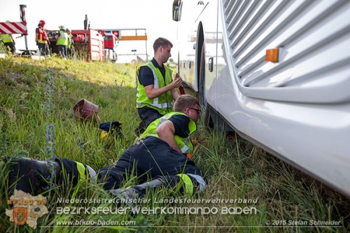 20150615 Reisebus-Bergung A2 Traiskirchen Foto: © Stefan Schneider