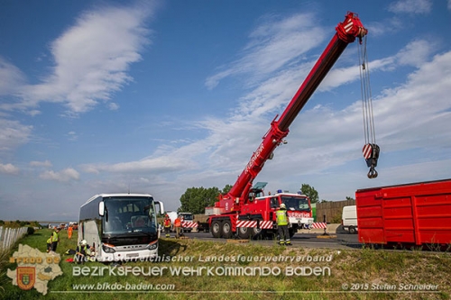 20150615 Reisebus-Bergung A2 Traiskirchen Foto: © Stefan Schneider