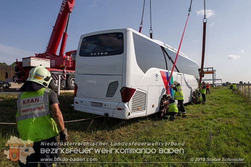 20150615 Reisebus-Bergung A2 Traiskirchen Foto: © Stefan Schneider