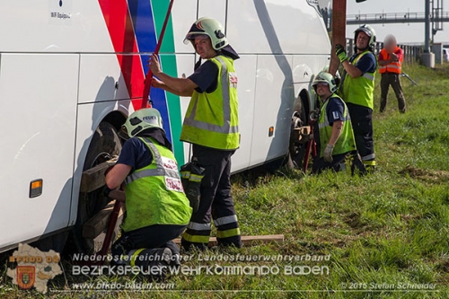 20150615 Reisebus-Bergung A2 Traiskirchen Foto: © Stefan Schneider
