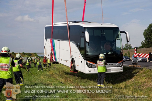 20150615 Reisebus-Bergung A2 Traiskirchen Foto: © Stefan Schneider