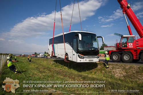 20150615 Reisebus-Bergung A2 Traiskirchen Foto: © Stefan Schneider