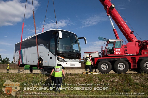 20150615 Reisebus-Bergung A2 Traiskirchen Foto: © Stefan Schneider