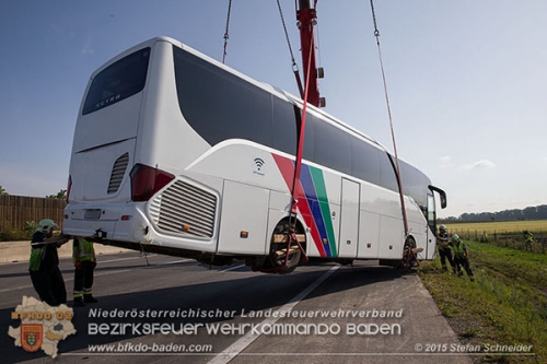 20150615 Reisebus-Bergung A2 Traiskirchen Foto: © Stefan Schneider