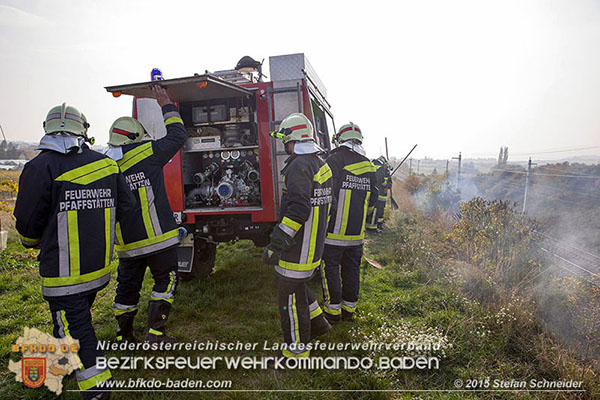 20151028 Bahndammbrand Pfaffstaetten ausgeloest durch Kraehe  Foto: © Stefan Schneider