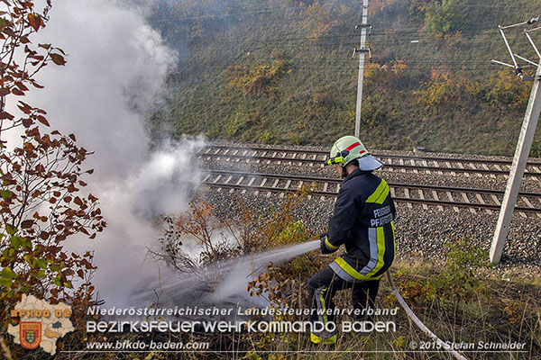 20151028 Bahndammbrand Pfaffstaetten ausgeloest durch Kraehe Foto: © Stefan Schneider 20151028 Bahndammbrand Pfaffstaetten ausgeloest durch Kraehe Foto: © Stefan Schneider