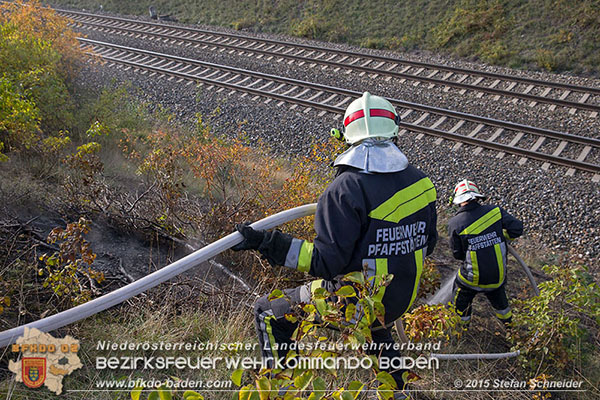 20151028 Bahndammbrand Pfaffstaetten ausgeloest durch Kraehe  Foto: © Stefan Schneider