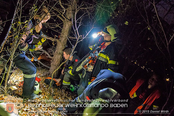 20151108 3 Personen in Notlage bei Alland   Foto: © Daniel Wirth
