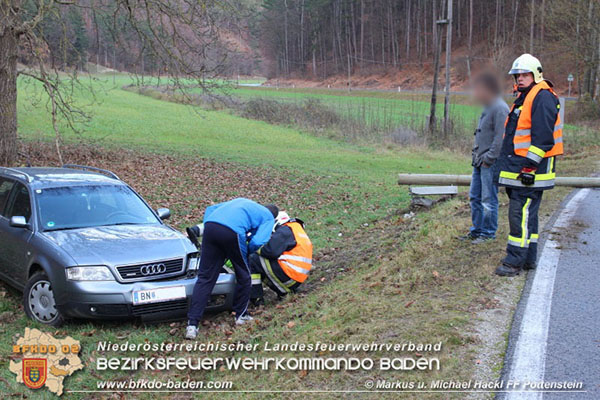 20151114 VU Grabenweg bei Pottenstein Foto: © Michael u. Markus Hackl FF Pottenstein 20151114 VU Grabenweg bei Pottenstein Foto: © Michael u. Markus Hackl FF Pottenstein