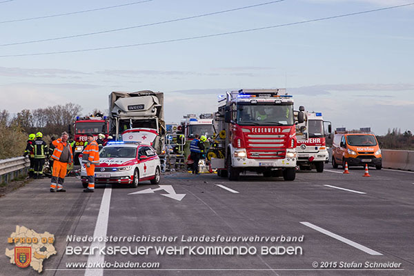 20151116 Lkw Auffahrunfall auf der A2 vor Bad Vöslau RFb Süd   Foto: Stefan Schneider