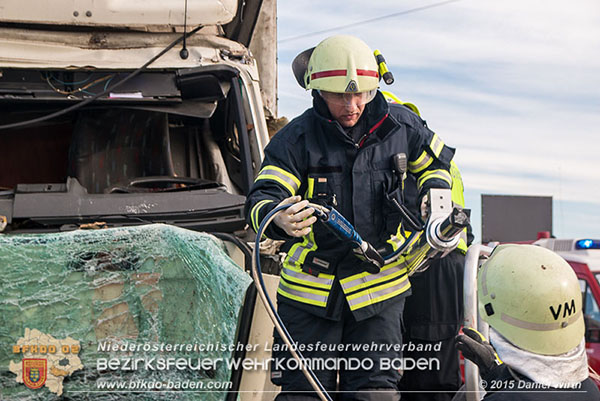 20151116 Lkw Auffahrunfall auf der A2 vor Bad Vöslau RFb Süd   Foto: Daniel Wirth