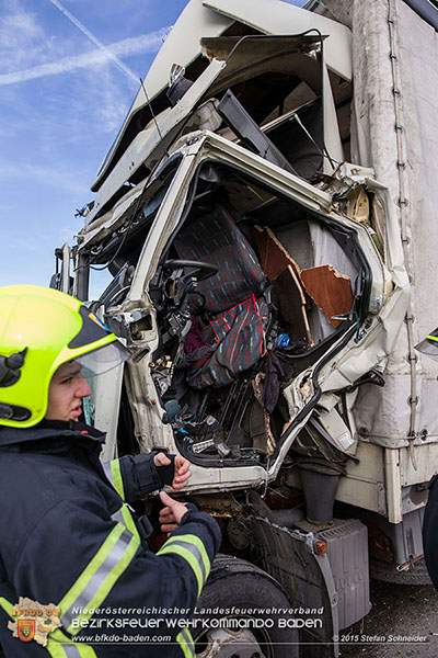 20151116 Lkw Auffahrunfall auf der A2 vor Bad Vöslau RFb Süd   Foto: Stefan Schneider