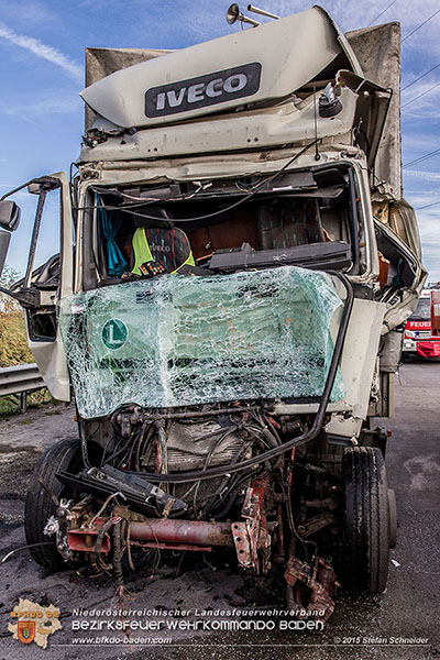 20151116 Lkw Auffahrunfall auf der A2 vor Bad Vöslau RFb Süd   Foto: Stefan Schneider