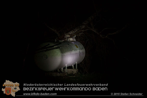 20151201_Sturmeinsatz_Baum auf Fluessiggastank gestuerzt in Baden Foto: © Stefan Schneider 20151201_Sturmeinsatz_Baum auf Fluessiggastank gestuerzt in Baden Foto: © Stefan Schneider