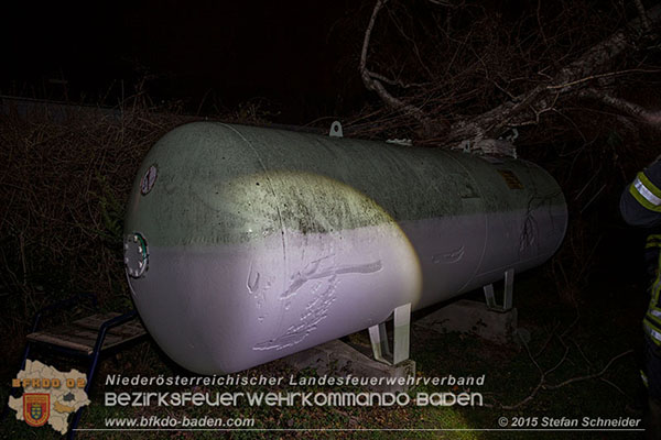 20151201_Sturmeinsatz_Baum auf Fluessiggastank gestuerzt in Baden Foto: © Stefan Schneider 20151201_Sturmeinsatz_Baum auf Fluessiggastank gestuerzt in Baden Foto: © Stefan Schneider