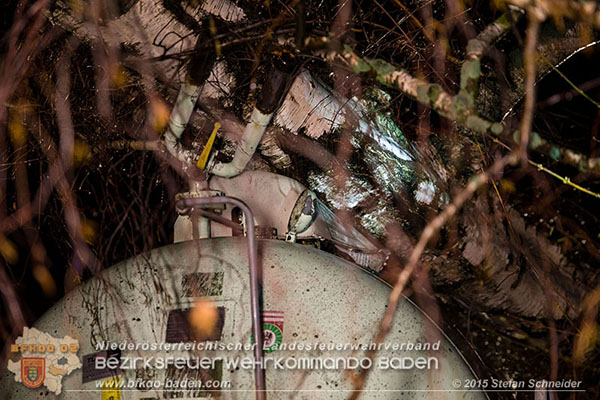 20151201_Sturmeinsatz_Baum auf Fluessiggastank gestuerzt in Baden Foto: © Stefan Schneider 20151201_Sturmeinsatz_Baum auf Fluessiggastank gestuerzt in Baden Foto: © Stefan Schneider