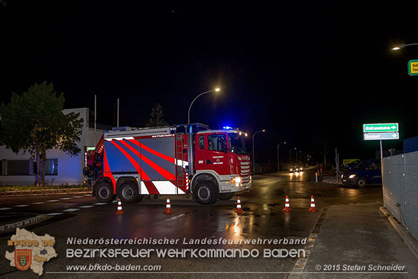 20151201_Sturmeinsatz_Baum auf Fluessiggastank gestuerzt in Baden Foto: © Stefan Schneider 20151201_Sturmeinsatz_Baum auf Fluessiggastank gestuerzt in Baden Foto: © Stefan Schneider