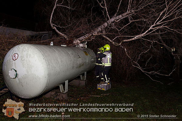 20151201_Sturmeinsatz_Baum auf Fluessiggastank gestuerzt in Baden Foto: © Stefan Schneider 20151201_Sturmeinsatz_Baum auf Fluessiggastank gestuerzt in Baden Foto: © Stefan Schneider