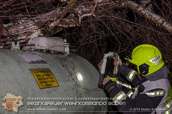 20151201_Sturmeinsatz_Baum auf Fluessiggastank gestuerzt in Baden Foto: © Stefan Schneider 20151201_Sturmeinsatz_Baum auf Fluessiggastank gestuerzt in Baden Foto: © Stefan Schneider