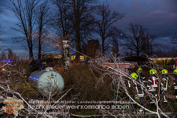 20151201_Sturmeinsatz_Baum auf Fluessiggastank gestuerzt in Baden Foto: © Stefan Schneider 20151201_Sturmeinsatz_Baum auf Fluessiggastank gestuerzt in Baden Foto: © Stefan Schneider