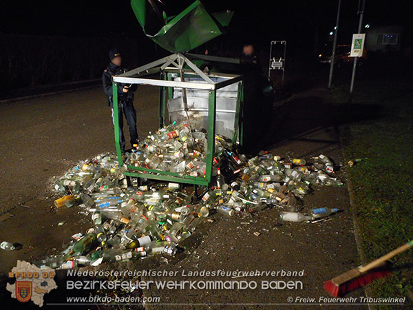 20151213 Explosion eines Altglascontainers in Tribuswinkel Neubaugasse  Foto: © FF Tribuswinkel