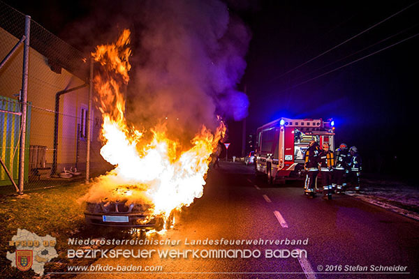 20160101 Fahrzeugbrand in Pfaffstätten Foto: © Stefan Schneider 20160101 Fahrzeugbrand in Pfaffstätten Foto: © Stefan Schneider