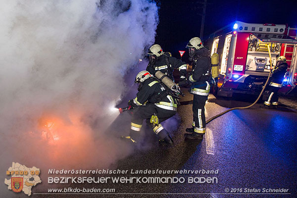 20160101 Fahrzeugbrand in Pfaffstätten Foto: © Stefan Schneider 20160101 Fahrzeugbrand in Pfaffstätten Foto: © Stefan Schneider