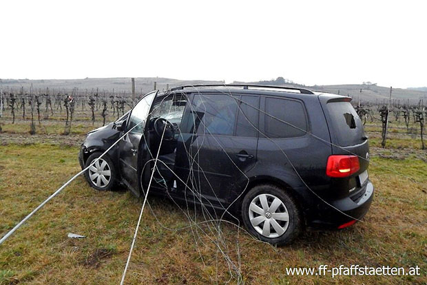 20160217 Verkehrsunfall Weinbergstr. Pfaffstaetten Foto: © Felix Spitzer FF Pfaffstaetten 20160217 Verkehrsunfall Weinbergstr. Pfaffstaetten Foto: © Felix Spitzer FF Pfaffstaetten