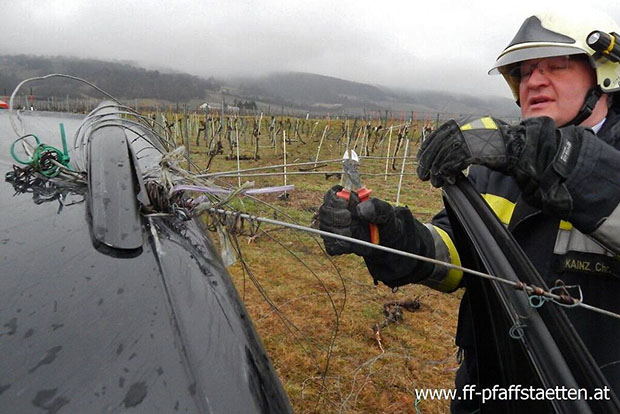 20160217 Verkehrsunfall Weinbergstr. Pfaffstaetten Foto: © Felix Spitzer FF Pfaffstaetten 20160217 Verkehrsunfall Weinbergstr. Pfaffstaetten Foto: © Felix Spitzer FF Pfaffstaetten