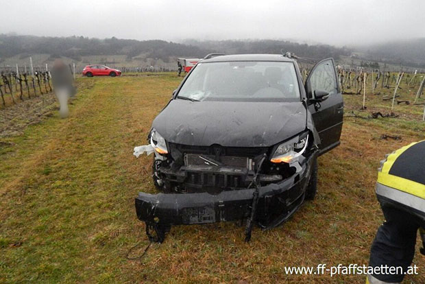 20160217 Verkehrsunfall Weinbergstr. Pfaffstaetten Foto: © Felix Spitzer FF Pfaffstaetten 20160217 Verkehrsunfall Weinbergstr. Pfaffstaetten Foto: © Felix Spitzer FF Pfaffstaetten