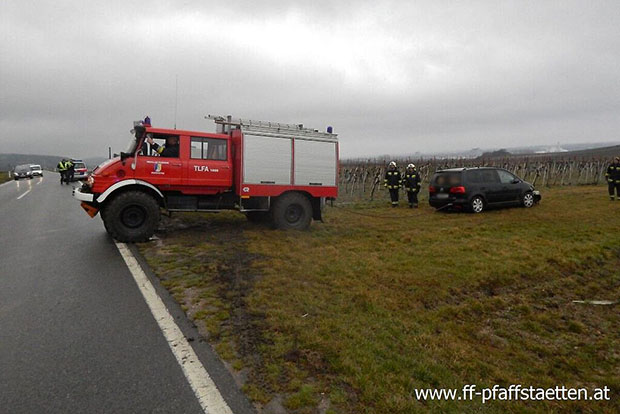 20160217 Verkehrsunfall Weinbergstr. Pfaffstaetten Foto: © Felix Spitzer FF Pfaffstaetten 20160217 Verkehrsunfall Weinbergstr. Pfaffstaetten Foto: © Felix Spitzer FF Pfaffstaetten