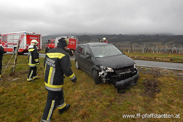 20160217 Verkehrsunfall Weinbergstr. Pfaffstaetten Foto: © Felix Spitzer FF Pfaffstaetten 20160217 Verkehrsunfall Weinbergstr. Pfaffstaetten Foto: © Felix Spitzer FF Pfaffstaetten