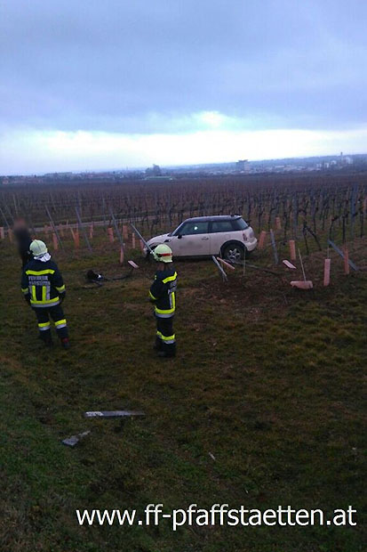 20160217 Verkehrsunfall Weinbergstr. Pfaffstaetten Foto: © Bernhard Steiner FF Pfaffstaetten 20160217 Verkehrsunfall Weinbergstr. Pfaffstaetten Foto: © Bernhard Steiner FF Pfaffstaetten