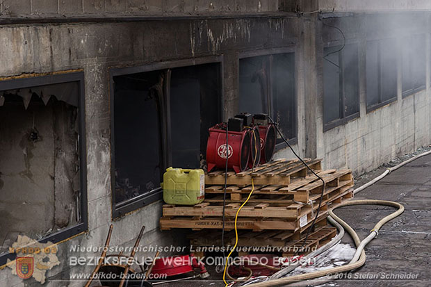 20160301 Lagerhallenbrand im Gewerbepark Traiskirchen  Foto: © Stefan Schneider