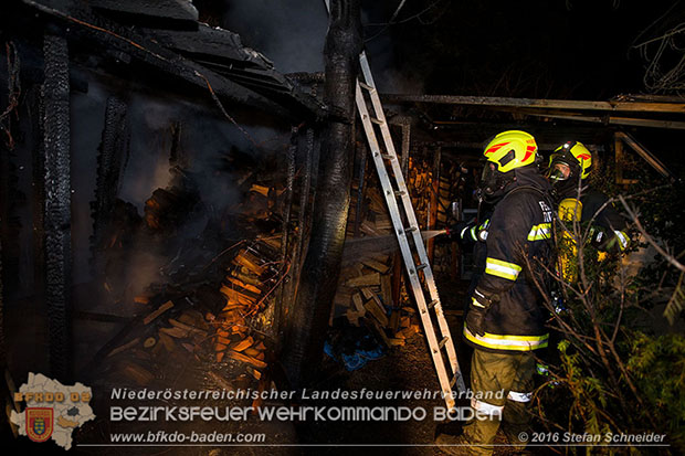 20160312 Brand eines überdachten Brennholzlagerplatz in Tattendorf  Foto: © Stefan Schneider