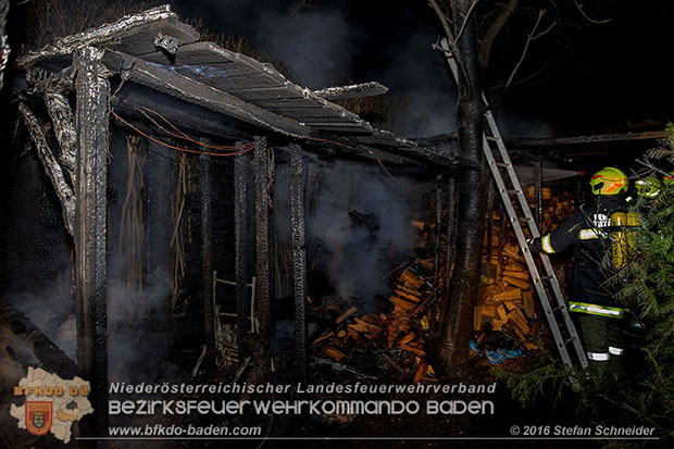 20160312 Brand eines überdachten Brennholzlagerplatz in Tattendorf  Foto: © Stefan Schneider