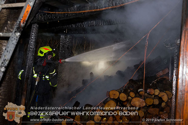 20160312 Brand eines überdachten Brennholzlagerplatz in Tattendorf  Foto: © Stefan Schneider