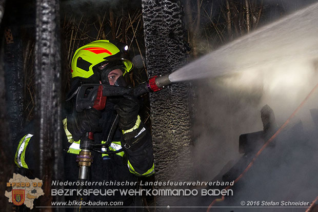 20160312 Brand eines überdachten Brennholzlagerplatz in Tattendorf  Foto: © Stefan Schneider