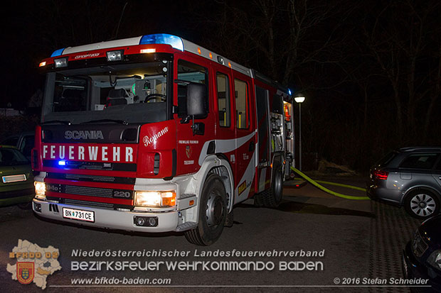 20160312 Brand eines überdachten Brennholzlagerplatz in Tattendorf  Foto: © Stefan Schneider