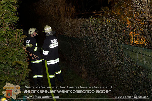 20160312 Brand eines überdachten Brennholzlagerplatz in Tattendorf  Foto: © Stefan Schneider
