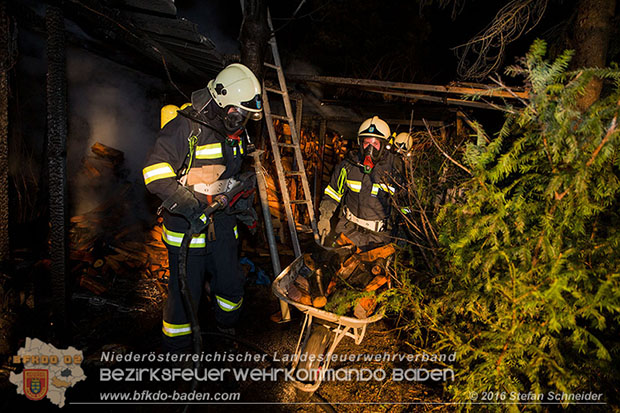 20160312 Brand eines überdachten Brennholzlagerplatz in Tattendorf  Foto: © Stefan Schneider