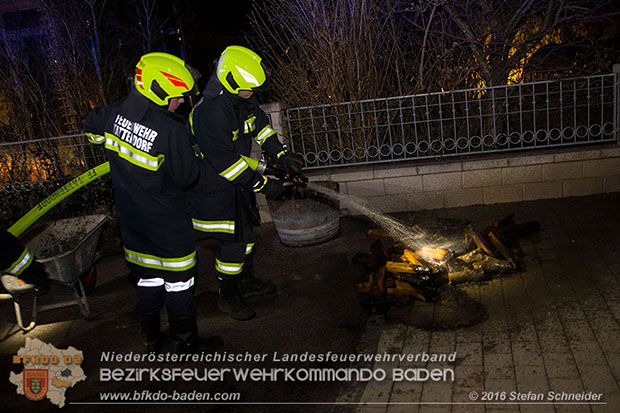 20160312 Brand eines überdachten Brennholzlagerplatz in Tattendorf  Foto: © Stefan Schneider
