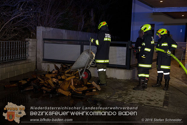 20160312 Brand eines überdachten Brennholzlagerplatz in Tattendorf  Foto: © Stefan Schneider