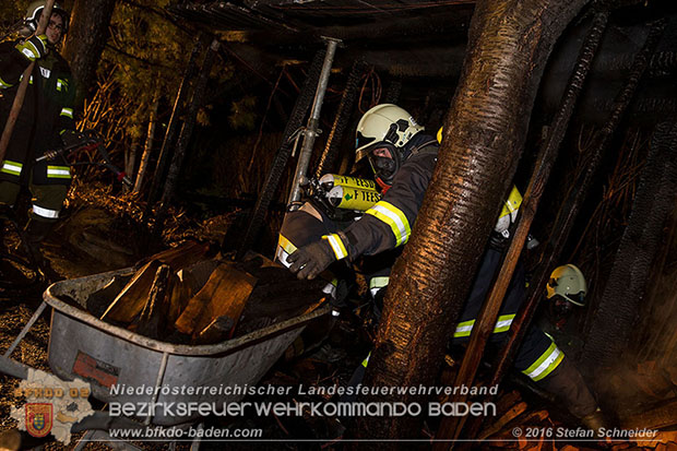 20160312 Brand eines überdachten Brennholzlagerplatz in Tattendorf  Foto: © Stefan Schneider