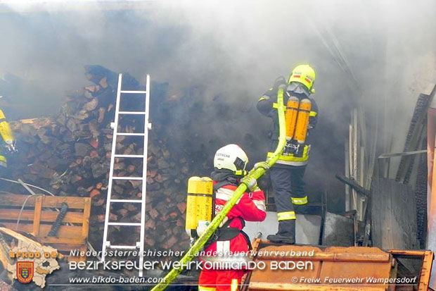 20160330 Brand eines Brennholzlagerplatzes auf einem Firmenareal in Wampersdorf  Foto: © FF Wampersdorf