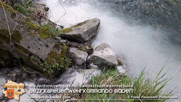 20160413 Umweltalarm Triestingfluss in Pottenstein  Foto: Markus Hackl FF Pottenstein 